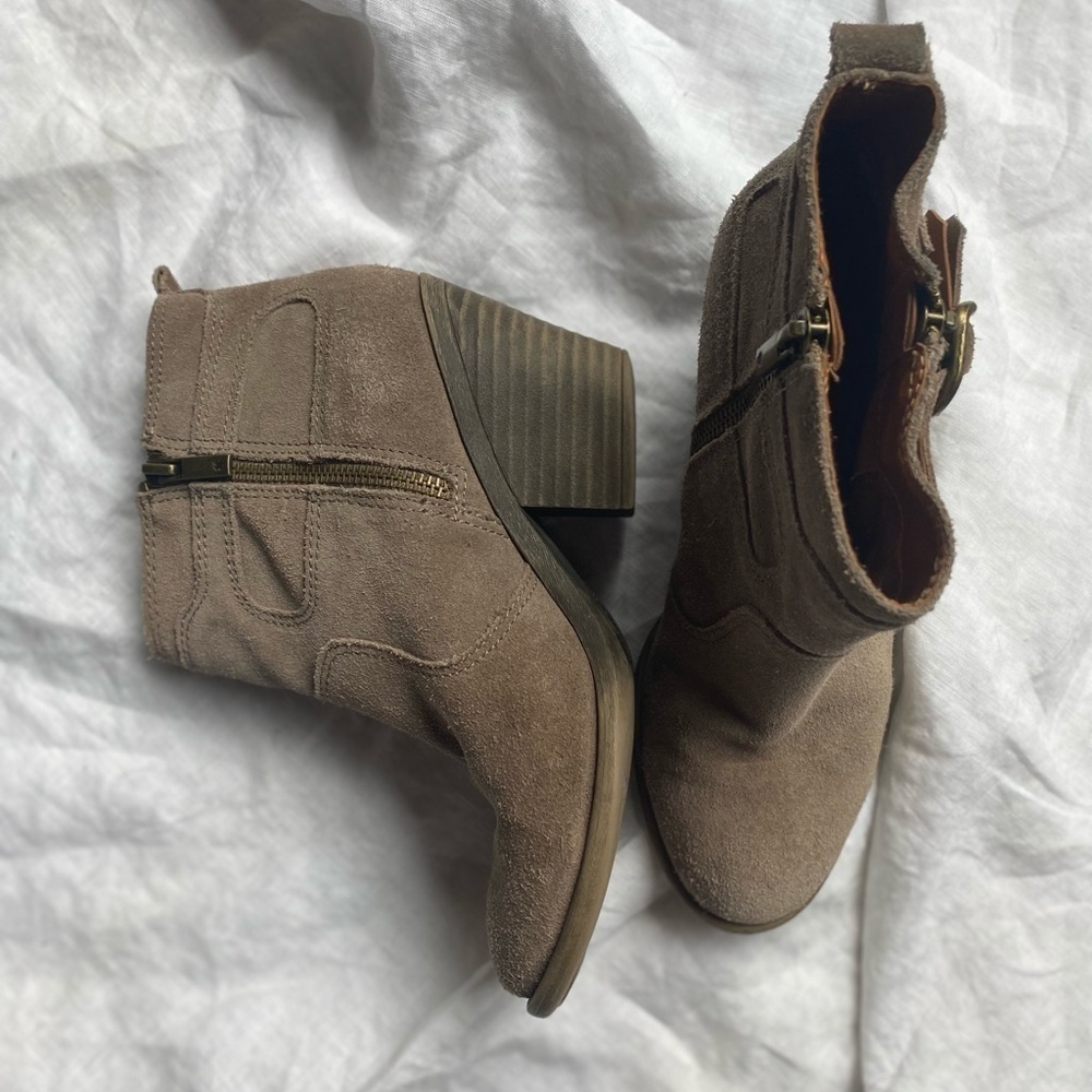 LUCKY BRAND women’s tan suede low heel size 7 - Picture 2 of 13